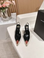 YSL 圣罗兰 SS2024新品 金属头大宝石优雅大气高跟 各种小裙子搭配起来 完全不挑脚型哦 通透的闪钻在光线的照耀下呈现幻彩 真的美的过分 上脚显白的让人上