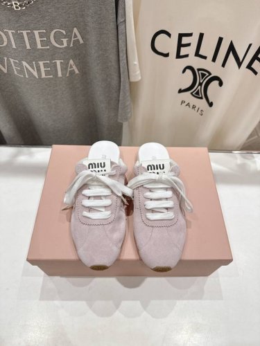 顶级出厂 皮面 Miumiu 缪缪2025Ss早春新品轻便半拖球鞋德训鞋休闲鞋，缪缪大秀上爆出的这双球鞋 后全球各大代购官网火爆上市. 简单很随意不羁又能体现单
