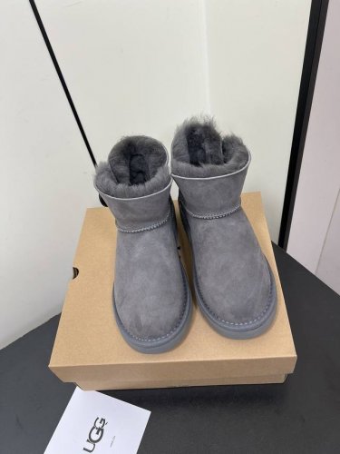 经典款3352 UGG全新经典基本款女短靴 3352 纯原品质，隆丰原厂A级羊皮毛一体，专柜最新前薄后翘超软高弹力大底， 码数：35-40 黑色，灰色，栗色 3