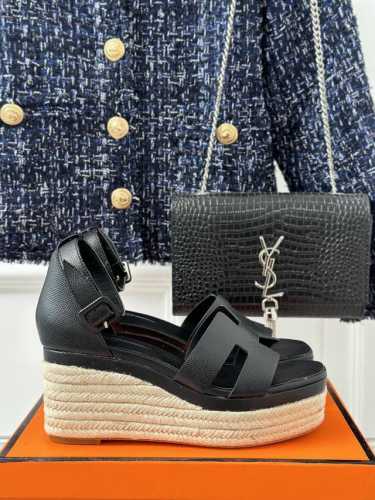 厂价 HermèS 爱马仕经典防水台H 坡跟厚底麻绳底凉鞋 极约复古的设计 浓厚的异域风情 时髦感十足、随便上脚都很有腔调 简简单单的款式随便搭配一下高级感就很