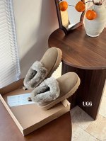 UGG 厚底大喜庆。 它的颜值真的超高！厚底设计不仅增加了身高，还让整个人的气场瞬间提升。无论是搭配牛仔裤、短裙还是连衣裙，都能轻松打造出时尚感爆棚的造型。 而