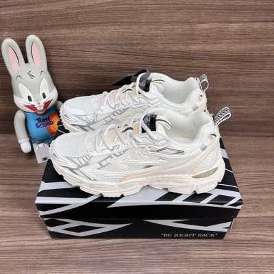 顶级版本Off-White Be Right Back 圆头系带休闲鞋男女同款白色。 一款名为“Be Right Back”运动鞋的跑鞋这款运动鞋的设计灵感来自