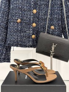 saint Lauren*Ysl圣罗兰经典 25Ss春夏新品水钻人字拖鞋 精致时髦精必备单品 鞋面采用原版定制皮料 内里踮脚混种羊皮 跟高 8Cm 意大利进口真
