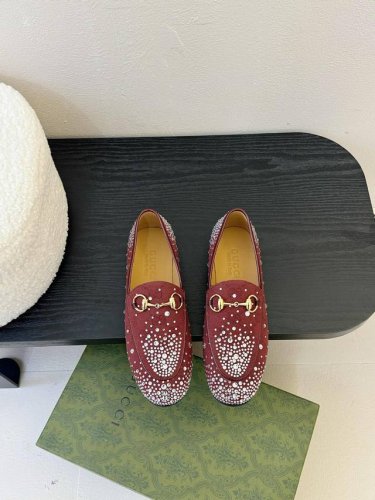 Gucci 古驰顶级品质面料：牛皮 牛皮压字母 字母材料点钻内里／垫脚:羊皮里大底：原版意大利真皮底码数：35-42 40.41.42定做不退换 包装：专柜全套