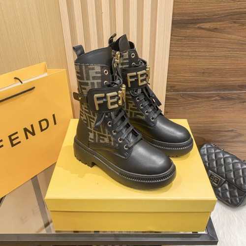 橙子出厂价 FENDI 芬迪 秋冬新款 Graphy系列走鞋款马丁靴 字母系带中筒靴 机车造型时尚前卫，上脚非常舒适。超纤牛皮面料，搭配金色FENDI金属配饰，