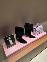 Isbel marant24秋冬新品 秀款铆钉牛仔西部靴 一眼就心动的铆钉靴 来自小众品牌伊莎贝尔 穿着超级舒服 封神款 这个秋冬必备的单品 慵懒风的感觉真的随