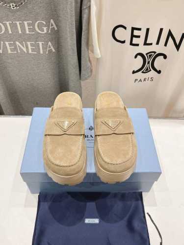 高版本出厂 PRADA*普拉达2025ss春夏专柜新品。厚底半包拖鞋半托～帅气百搭，时尚感满满！上脚超级舒适，非常好驾驭一款鞋子。HK原版购入，1:1完美复刻，
