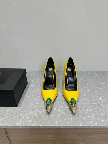 Saint Laurent 圣罗兰 25ss春夏新品 宝石尖头高跟鞋 凉鞋 单鞋 优雅大气高跟 淡淡的夏日里怎么少得了一双仙 各种小搭配起来 完全不挑脚型哦 通