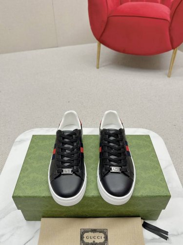 男10 gucc* 最新Ace系列饰织带运动鞋 自问世以来 Ace系列运动鞋延续品牌叙事 匠心成就主打单品 全新系列呈现特色低帮设计 搭配别致细节 焕新诠释运