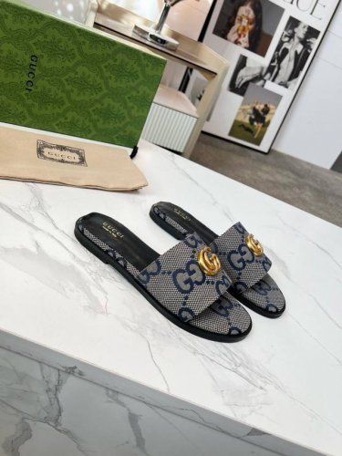 Guccl 2025春夏新款休闲女土互扣式双G凉拖 这款单品出自Gucci Lido系列 设计灵感源自意大利海岸的夏日风情和海滩俱乐部 七十年代的典藏设计为品牌