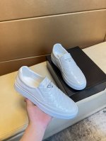 夏季新款 普拉达Prada 主推爆款，前卫百搭时尚男鞋私版开模，进口飞织鞋面1：1复刻..时尚干脆、原版进口牛皮垫脚；真皮牛皮垫脚，大气个性更潮更抢眼更追求档次
