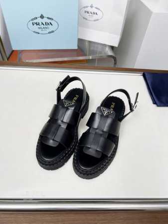 prada 普拉达 25Ss 春夏新款 凉鞋 简单的设计大概就是它最让人喜欢的点 不是烂大街的那种 很有自己的品牌个性 面料采用小牛皮 内里垫脚混种羊皮 跟高： - 点击图像关闭