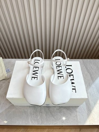 顶级版本 loewe 罗意威 25Ss 春夏新品玛丽珍凉鞋拖鞋 疯狂种草简约设计感觉更干净优雅让你念念不忘 颜色也很耐看漂亮 上脚瞬间气质十足气场 简直无敌帅气