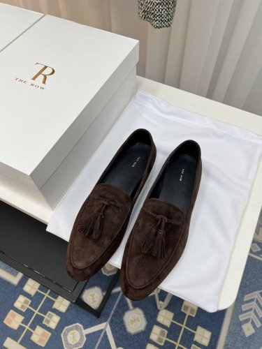 the Row法式复古圆头极简百搭平底乐福鞋这款真的是史上我穿过最最舒服的款式太柔软啦！磨脚星人一定要收了它 有一丢高级又简约的感觉其实除了好看以外它的舒适度真