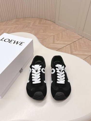 出 罗意威Loewe 2025 网面款德训鞋 超级棒 不对称鞋头造型 作为Loewe的标志性设计 超柔软 轻便且灵活的鞋底 新的波浪纹理橡胶外底 延伸至鞋头 升