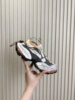 510男码20 Balenciaga 巴黎世家 15代延续其独特的设计理念，融合时尚与功能性，采用高品质的材料，兼具潮流感和耐用性！！ 鞋型为扁平的老爹鞋款式，