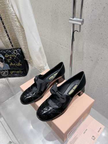 Miumiu缪缪 秋冬新款英伦风玛丽珍蝴蝶结乐福鞋 Miumiu秀场 复古风独一无二的来自Miu Miu系列的细节特写 新季的潮流要素一 适当 面料：进口原版进