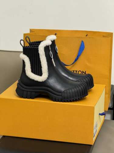 L V fw23 new arrival～ L家秋冬贝壳头羊毛靴子 真的太好看了吧 羊毛衍边装饰，好温婉 贝壳头造型 俏皮可爱增高效果也不错呀 皮毛一体内里和垫