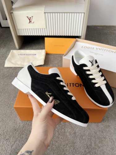 L家 Size:40-44. 45定做 上新 官网同步更新！ Lv Bowling 系带鞋为柔软牛皮革鞋面融入别致缝制细节，展现保龄球鞋的灵感启发。手写体路易威