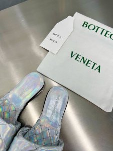 Bv 葆蝶家 春夏 平底大编织拖鞋 镭射银 编织设计元素 堪称Bv家族设计基因 鞋面采用手工编织 搭配内胆舒适设计 设计感十足 一款彰显个性 潮流神级单品 所有