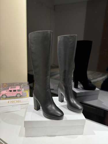 工厂直批：长款 Dior 迪奥2024秋冬新款D-Major系列朋克风女靴 明星同款CD字母logo 个性后拉链，便捷时尚，上脚瞬间显瘦，意大利真皮大底。 鞋面