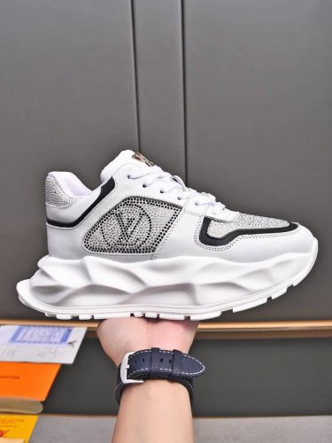 烫钻系列louis Vuitton 路易威登新品米兰时装走秀款lv家标志，大咖风范，时尚潮人必备进口牛皮烫钻透气网里特供大底码数39-44 38 45 46定做