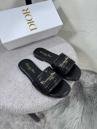 橙子出厂价p dior 迪奥春夏新款 镂空平底拖鞋 一字拖 休闲凉拖 搭配金色饰面金属 Dior 标志装饰 可搭配各式造型 彰显摩登风范 码数 34-42 - 点击图像关闭