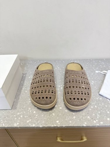 the Row 小众潮牌 25Ss春夏新品 水台 勃肯 拖鞋 这不用多说，是近两年最火之一的品牌，几乎博主人手一双！春天的季节就要到了，推荐这款随性又不乏设计感