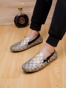 实，古奇、范思哲官方联名爆款，全球限量380双，官方首发，意大利名模贵族的爆款，此款曾经被官方首说最牛的联名精神，高品质官方旗舰店爆款，巴黎街头名模爆款，鞋面采