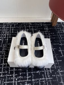 代购级 被这双Ugg 联名的小香玛丽珍鞋美哭了 直接被这双Ugg和Ambush的联名款迷住了！ 两种类型！一款是直接小香风玛丽珍即视感 一款是Gc的穆勒毛毛鞋即