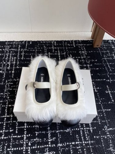 代购级 被这双Ugg 联名的小香玛丽珍鞋美哭了 直接被这双Ugg和Ambush的联名款迷住了！ 两种类型！一款是直接小香风玛丽珍即视感 一款是Gc的穆勒毛毛鞋即