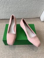 Bottega Veneta 25ss 新款BV 马毛 矮跟 单鞋系列单品优雅材质运用在鞋履上知性优雅干练，满满的高级感小方头设计美美哒 舒适高端 让出行更舒适