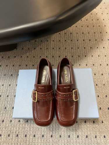 430 Prad* 普拉达 25Ss早春新款 经典圆头玛丽珍 乐福鞋 单鞋 蛮复古暗黑系的一款玛丽珍 颜值和舒适度这块都把我吃的死死的！ 可盐可甜的娃娃头设计