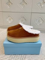 Prada 普拉达 新品三角标秋冬厚底穆勒包头毛毛拖鞋 材质与工艺： 丝光反绒牛皮鞋面 原版定制进口羊皮毛一体 130%真羊毛 保暖神器 zp开模大底 size