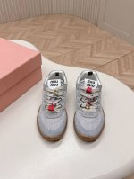 出 配饰五金扣款 #缪缪春夏新款 饼干鞋 阿甘鞋休闲运动鞋 miumiu最新爆款 前卫大胆的设计 Miu Miu风格融于此款厚底帆布运动鞋的简约线条 别致徽标饰