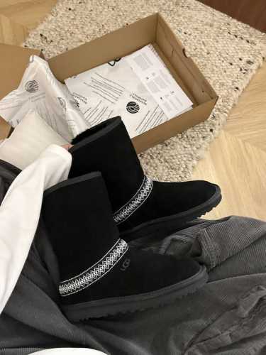 正码 UGG 2024专柜最新 新月款25 鞋面设计：鞋面采用优质牛皮。 鞋内里材质：采用羊皮毛一体，质感细腻，舒适亲肤。 舒适轻盈，自在出街，舒适的Tread
