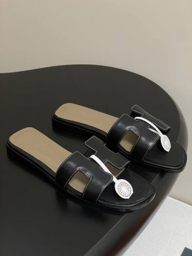 顶级品质 hermes 爱马仕 H家Oran万年经典款 H 拖鞋 经典百搭的H拖鞋 2025春夏出了很多新配色呢 融入水钻 铆钉 掌纹 涂鸦 刺绣等细节 让简约