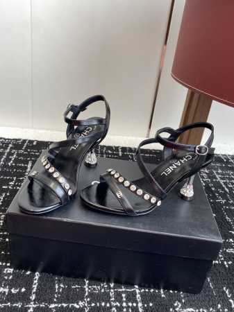 代购级 chanel 小香 25Ss 春夏新品度假 钻跟 钻扣 凉鞋 小香的一款全新设计 鞋面透明材质搭配双C 简约百搭上脚超级美的 怎么看都超美 鞋面 采用进 - 点击图像关闭
