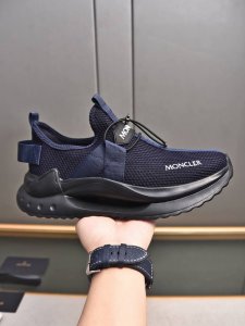 Moncler蒙口男士户外系带运动鞋 具有舒适防滑性能 专为户外跑步或都市漫步而设 兼备创新 功能性与图形细节于一体 从高山氛围汲取灵感 诠释潮流时尚 多种原版