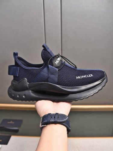 Moncler蒙口男士户外系带运动鞋 具有舒适防滑性能 专为户外跑步或都市漫步而设 兼备创新 功能性与图形细节于一体 从高山氛围汲取灵感 诠释潮流时尚 多种原版