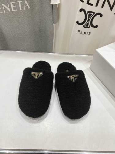 高版本出厂 Prada*普拉达2024ss秋冬新款毛里居家半包拖鞋乐福鞋闪亮登场 时尚大方的设计呈现经典轮廓。不管面对任何场所 主场只属于你！ 面料：进口羊卷毛