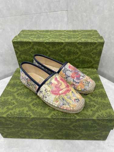 P220 Gucci新款女士Gg麻底鞋 材料、纹理和图案相结合，在整个系列中营造出温暖的天气感觉。这双麻底鞋采用编织绳索鞋底，采用Gg 花卉Tpr制成。 Gg