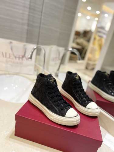 Valentino V家专柜最新款 V标志高帮情侣款运动鞋， 欢迎对比 舒适好穿楦型与专柜一致。Tpu组合大底 女：标准码35-40 41.42 定制 男：标准