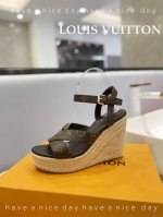 价格： LOUIS Vuitton 走秀款厚底凉鞋 香港原版购入一比一开模 今年的款式比去年增加了新原素 显得更为大牌 皮面款采用原版牛皮 内里垫脚全羊皮 水台
