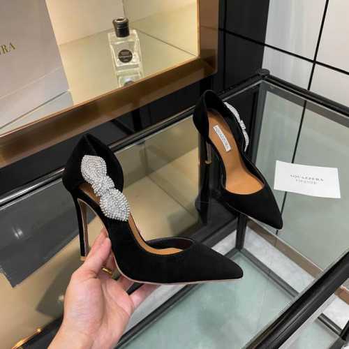 Aquazzura 2024新款单鞋顶级版本，代购品质。原版定制水钻高跟尖头单鞋，水钻闪耀如星辰，璀璨夺目。高跟尖头的设计，将优雅与性感完美融合。定制的独特魅力
