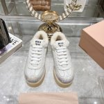 出厂 Miu Miu 24ss 缪缪厚底饼干底 24ss 春夏新款英伦风系带 小白鞋 休闲鞋 MiuMiu秀场适当独一无二的擦色工艺工艺来自Miu Miu系列的