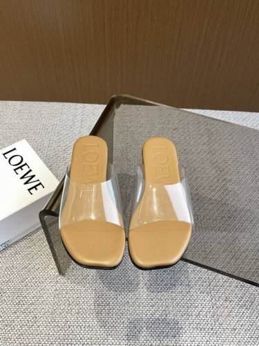 300Loewe 罗意威 25Ss 春夏新品拖鞋 简约设计感觉更干净优雅 让你念念不忘 颜色也很耐看 上脚瞬间气质十足气场 简直帅气有型 鞋面采用牛皮印花 内里