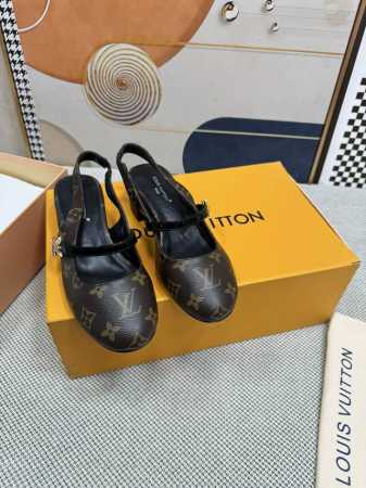 顶级版本 LV 新款粗跟凉鞋 这款 Helios 凉鞋采用漂白Monogram 牛仔帆布制成，搭配天然皮革饰边，引人注目。该表款以精致的金色细节为特色，例如灵感 - 点击图像关闭