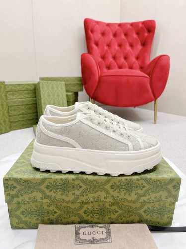 橙子出厂价p Gucci 古驰 经典刺绣Gg低帮老花厚底帆布鞋 休闲鞋板鞋 情侣款 这件亮眼吸睛的单品从网球世界中汲取创作灵感。这款运动鞋采用同色调米色和乌木色