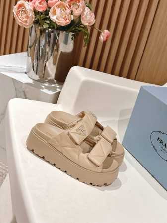 Prada 普拉达2025春夏新款凉鞋 罗马厚底魔术贴凉鞋 拖鞋 最新走秀款，经典升级 舒适度与时髦度并存 每个颜色搭配都好看，设计搭配不同风格需求 鞋面：原版 - 点击图像关闭